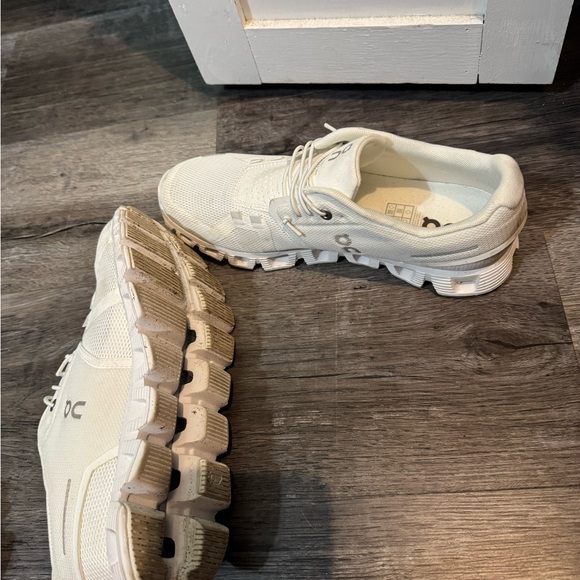 On Running White Athletic Shoes with Cloud Cushioning - Picture 4 of 8